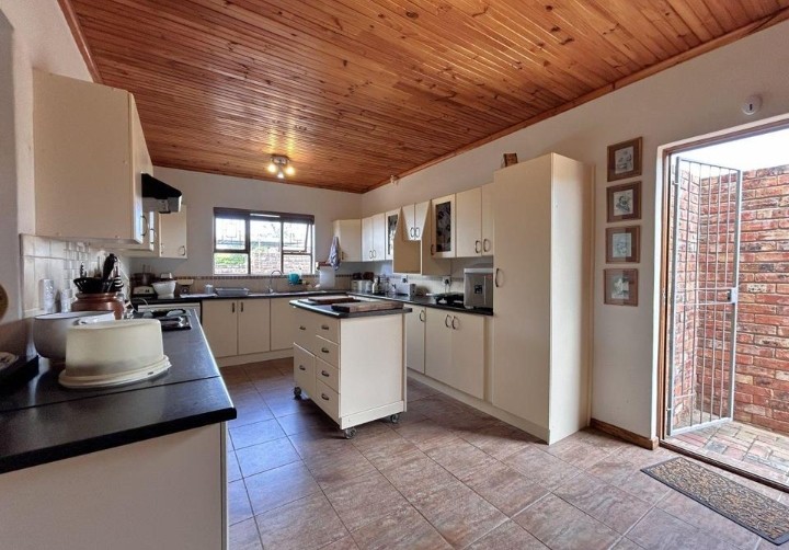 4 Bedroom Property for Sale in Wavecrest Eastern Cape
